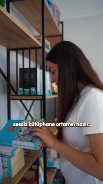 “Okul bitti, nereye gitsek?” derdi resmen bitti! 🎒👇

Her gün dışarıda oturmak bütçeyi zorluyor, evde ise odaklanmak imkansız… 
İşte tam bu noktada imdada Gençlik Merkezleri yetişiyor!

Neden mi buradayız?
 📚 Sessiz Kütüphane & Çalışma Alanı: “Bir şey içmedim garson bakar mı?” stresi yok; priz, hızlı internet ve çay var.
 🎸 Tamamen Ücretsiz Atölyeler: Gitardan yabancı dil kulüplerine, kodlamadan tiyatroya sıfır maliyetle yeni hobiler edin.
 🤝 CV’ye Gerçek Bir Artı: Gönüllülük hareketlerine katılıp sahaya in, mezun olduğunda elinde anlatacak güçlü bir hikayen olsun.

Yeni dönemde bütçeni korumak, üretmek ve sosyalleşmek istiyorsan kapı herkese açık! En yakın Gençlik Merkezi’ne uğramayı unutma. 🚀

Sana en yakın Gençlik Merkezi ile tanış; ihtiyacın olan mekana, etkinliklere ve yeniliklere ulaş. 🎯