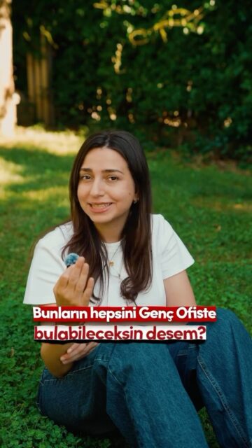 Sevgili Gençler,

Üniversite sadece bir diploma değil; kendini keşfettiğin, sınırlarını aştığın ve geleceğini bugünden inşa ettiğin bir yolculuk.

Fikirlerini projelere, hayallerini ulusal ve uluslararası başarılara dönüştürmek için ihtiyacın olan her şey burada. 

Atölyelerden kültürel etkinliklere, gönüllülük çalışmalarından vizyon buluşmalarına kadar kampüsün enerjisi Genç Ofis’te toplanıyor.

Kendi potansiyelini ortaya koymak ve geleceğe güçlü bir imza atmak için sen de bu hikâyeye ortak ol. 

Sıcak bir çay, samimi bir sohbet ve yeni fırsatlar için sizi de bekliyoruz.

Genç Ofis Muğla Sıtkı Koçman Üniversitesi kampüsünde Mavi Çatı karşısında…

Gençliğin Enerjisi, Muğla’nın Gücü🇹🇷

#GençOfis #MuğlaGençlikYili #MSKÜ
