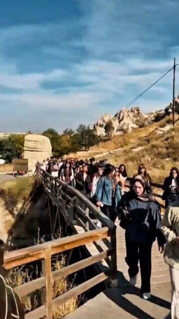 2026 Gençlik Yılı kapsamında Muğla’dan yola çıkan gençlerimiz, 25-28 Eylül 2026 tarihleri arasında Nevşehir Kapadokya’da düzenlenen Medeniyet, Tarih ve Kültür Kampına katıldı.

Ürgüp Üç Güzeller Peribacaları, Göreme Açık Hava Müzesi ve Hacı Bektaş Veli Dergâhı başta olmak üzere Nevşehir’in tarihî, kültürel ve manevi mekânlarını yerinde görme fırsatı bulan gençlerimiz; el sanatları atölyeleri, tarihî geziler ve kültürel etkinliklerle medeniyet mirasımızı yakından tanıdı.

Masalsı peribacalarının arasında tarihin, sanatın ve dostluğun izini süren gençlerimiz; birlik, beraberlik ve kardeşlik duygularını pekiştiren unutulmaz bir kamp deneyimi yaşadı.

Gençlerimizi tarihimiz ve medeniyet mirasımızla buluşturan bu anlamlı programın gerçekleştirilmesine katkı sunan Muğla Valiliğimize, Valimiz Sayın Dr. İdris Akbıyık’a ve Gençlik ve Spor Bakanlığımıza teşekkür ediyoruz.

Gençliğin Enerjisi, Muğla’nın gücü